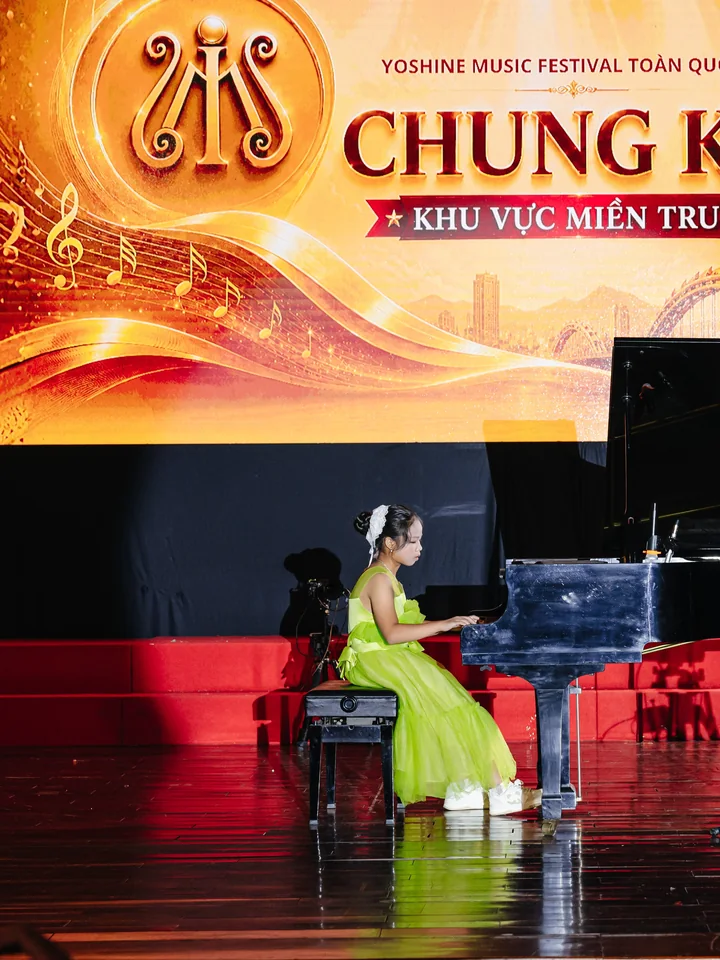 Từ Nữ Anh Thơ